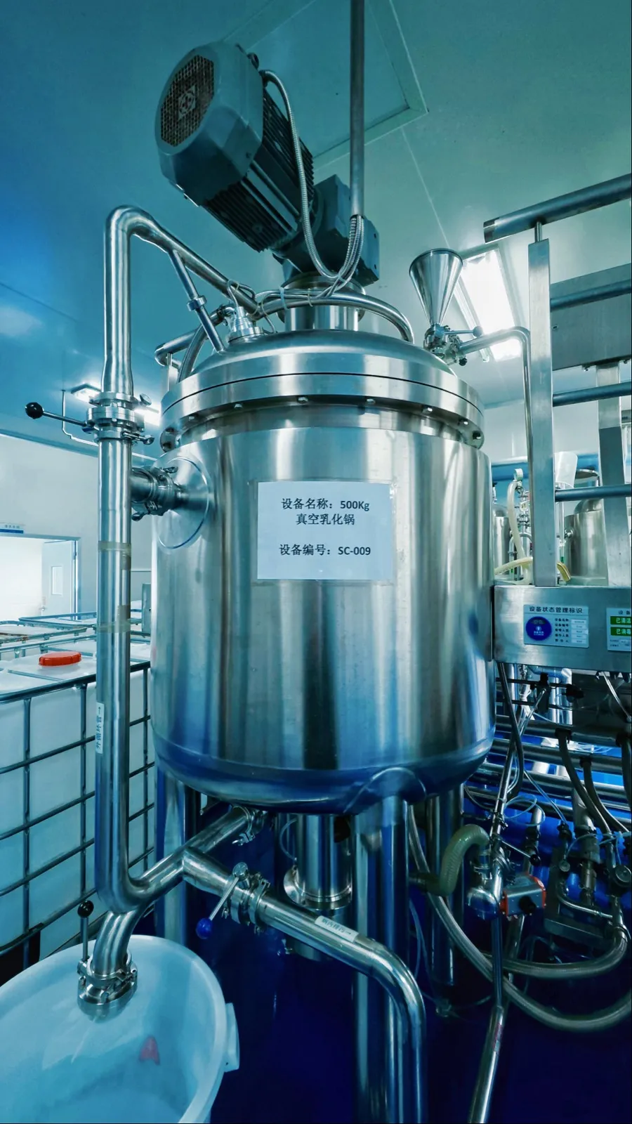 Cosmetic contract manufacturer emulsifying tank producing bulk product for a brand